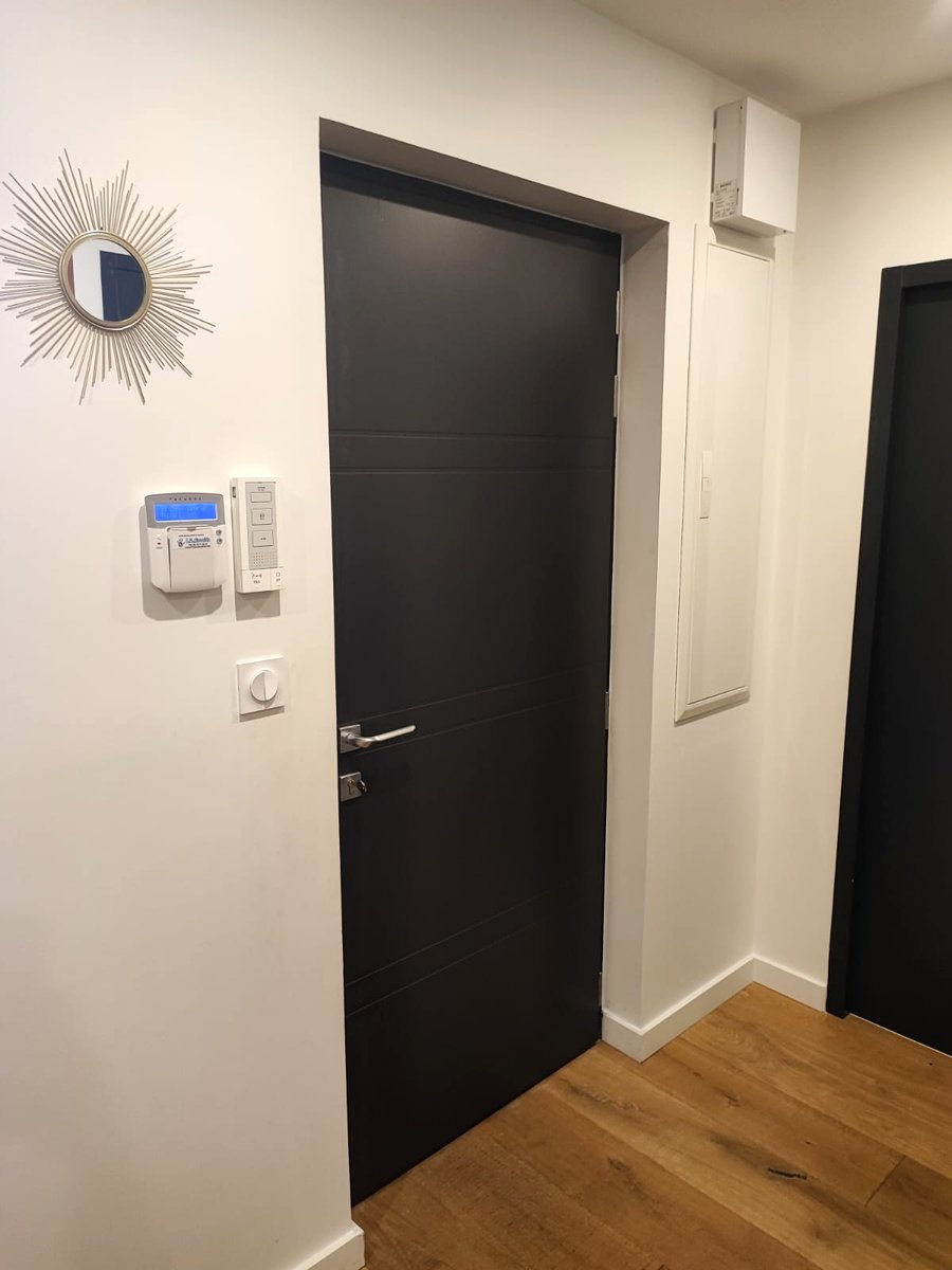 Porte blindée noire appartement moderne Savoie