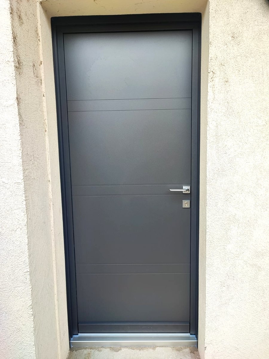 Porte blindée grise maison individuelle Savoie