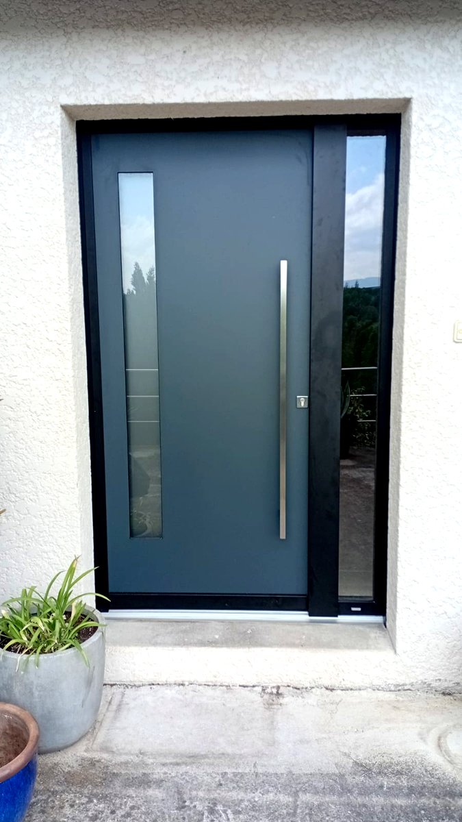 Porte blindée grise tierce maison Savoie