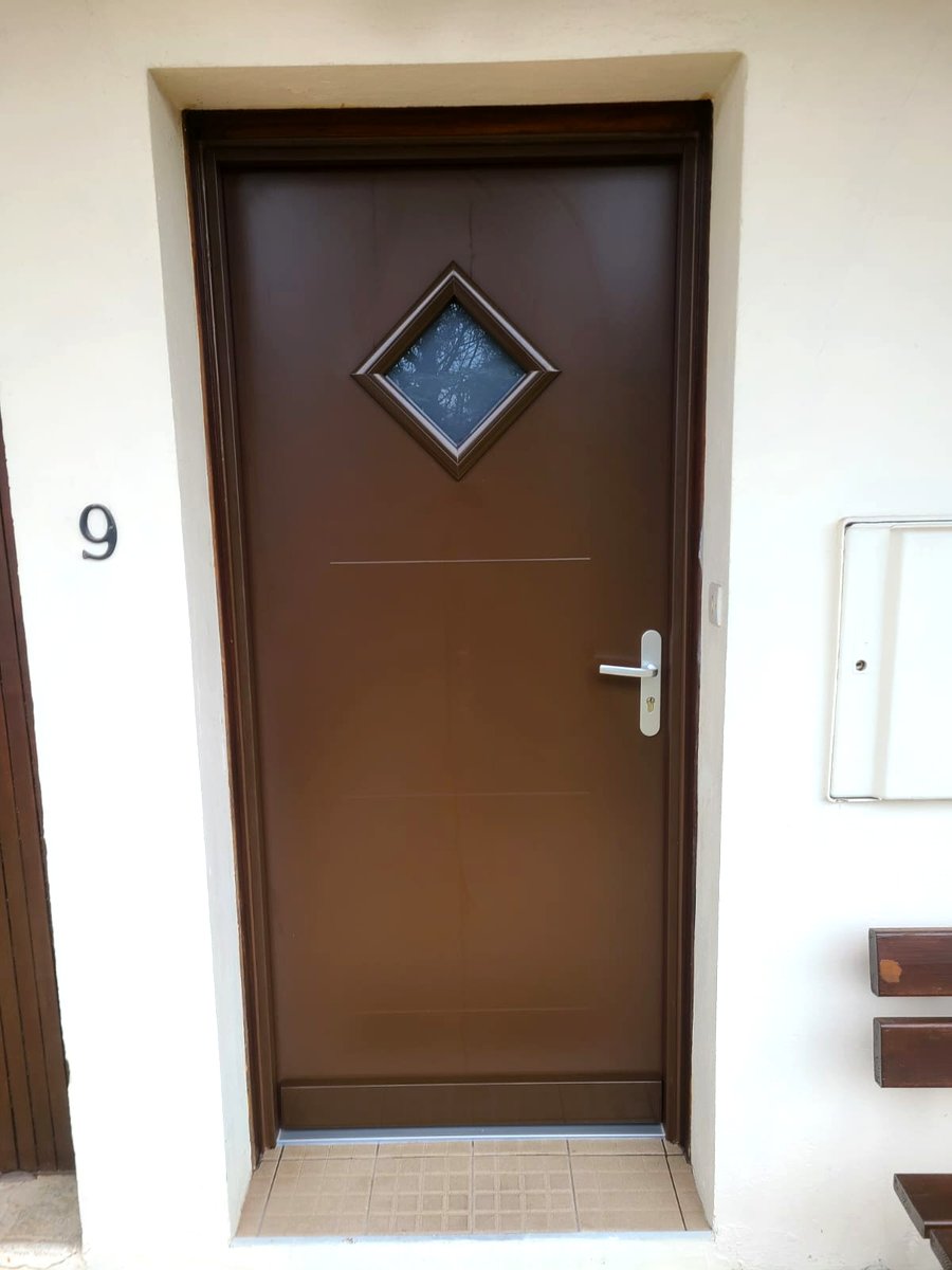 Porte blindée marron maison Savoie