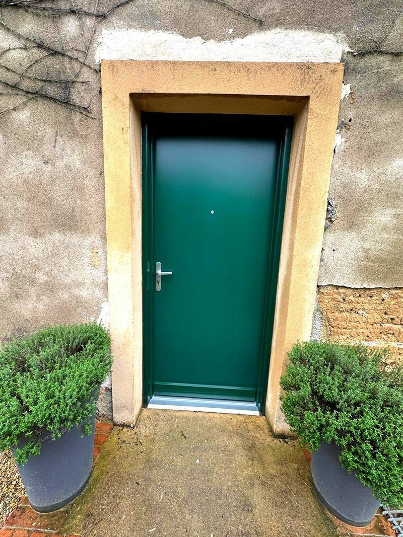 Porte blindée verte maison de caractère Savoie