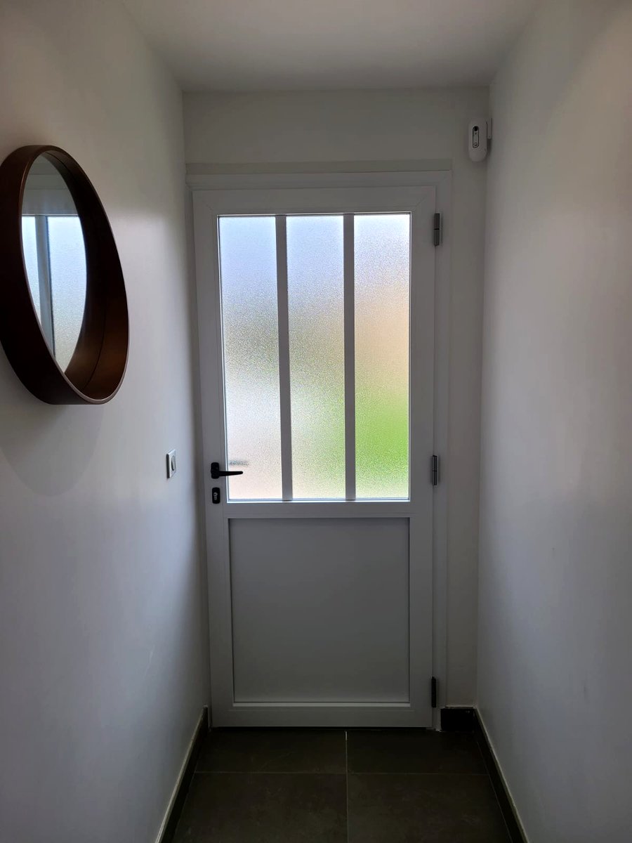 Porte blindée vitrée grise intérieur contemporain Savoie