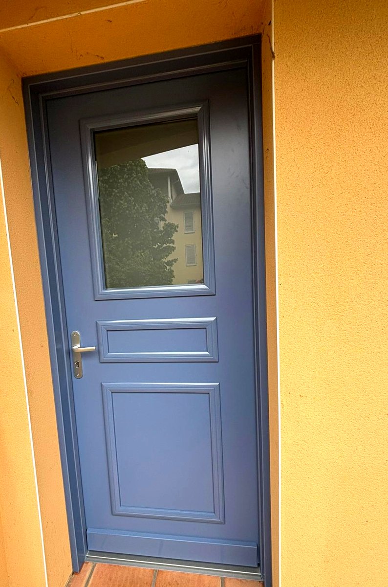 Porte blindée bleue maison individuelle Savoie
