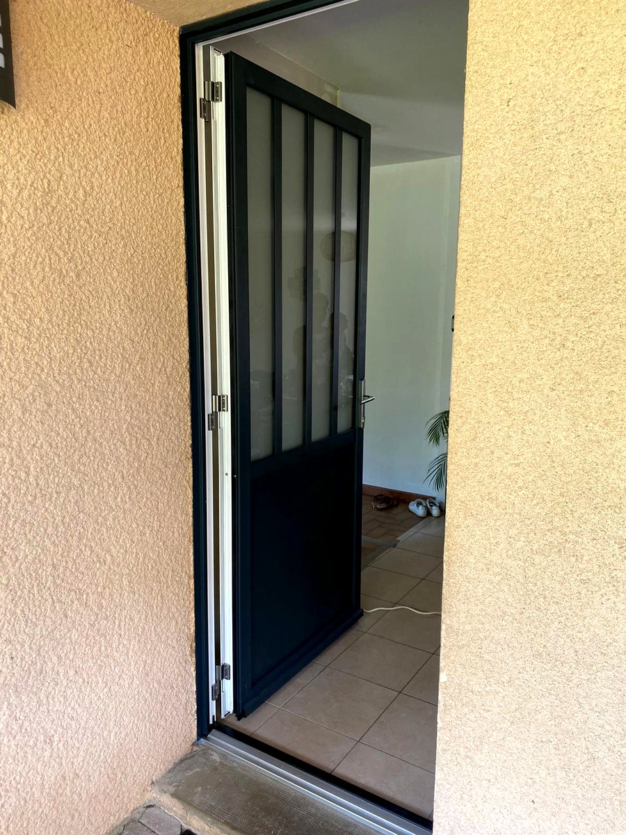 Porte blindée noire vitrée style atelier Savoie