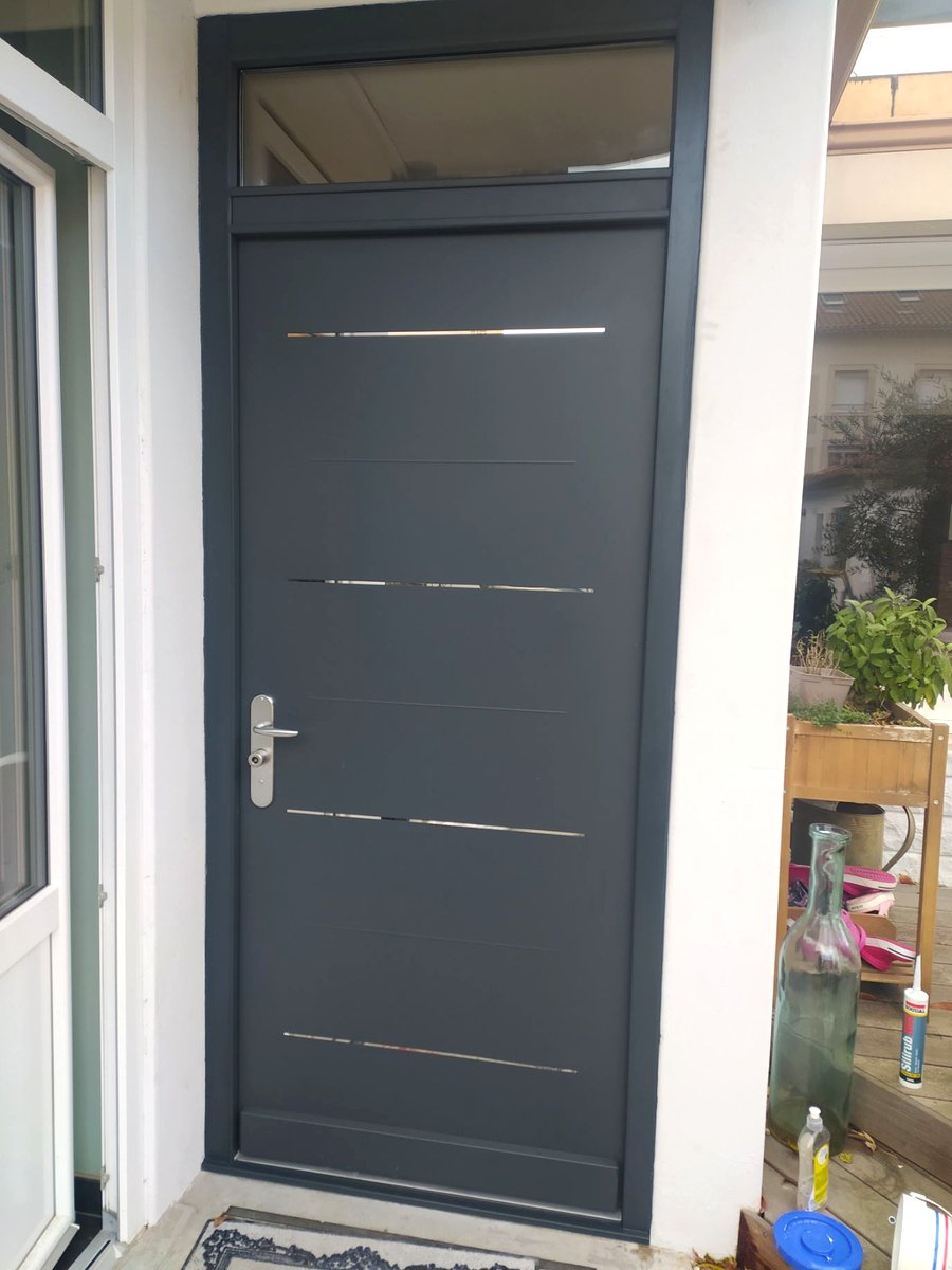 Porte blindée grise design rainures dorées Savoie